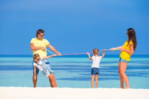 Glückliche Familie hat Spaß am weißen Strand — Stockfoto