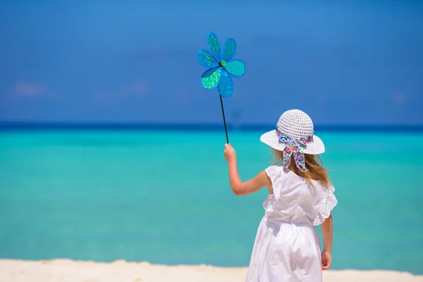 Adorable niña en la playa durante las vacaciones de verano — Foto de Stock