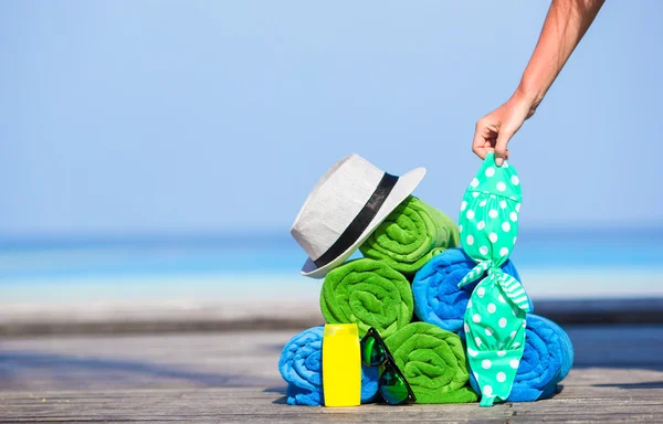 Conceito de acessórios de férias de praia e verão - close-up de toalhas coloridas, chapéu, bolsa e protetor solar — Fotografia de Stock