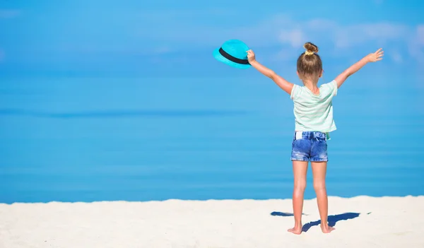 Urocza szczęśliwy uśmiechający się mała dziewczynka kapelusz na wakacje na plaży — Zdjęcie stockowe