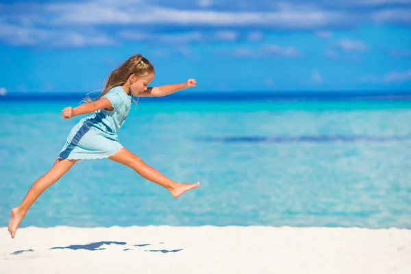 Adorable niña corriendo durante las vacaciones en la playa —  Fotos de Stock