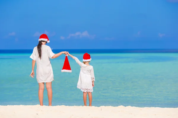 Giovane madre e bambina a Babbo Natale cappello — Foto Stock