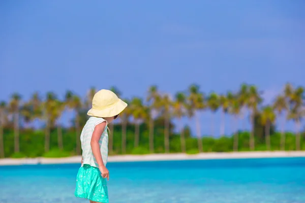 Menina adorável na praia durante as férias de verão — Fotografia de Stock