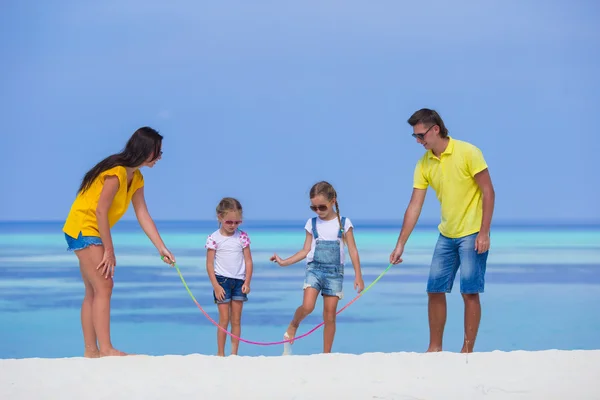 Familia feliz divirtiéndose en la playa blanca —  Fotos de Stock