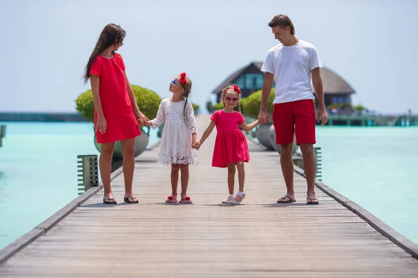 Vacker familj ha kul på trä brygga under sommarlovet — Stockfoto