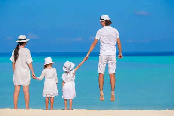 Familia feliz de cuatro en la playa blanca —  Fotos de Stock