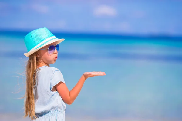 Pequeña chica encantadora enviando un beso de aire en vacaciones soleadas — Foto de Stock