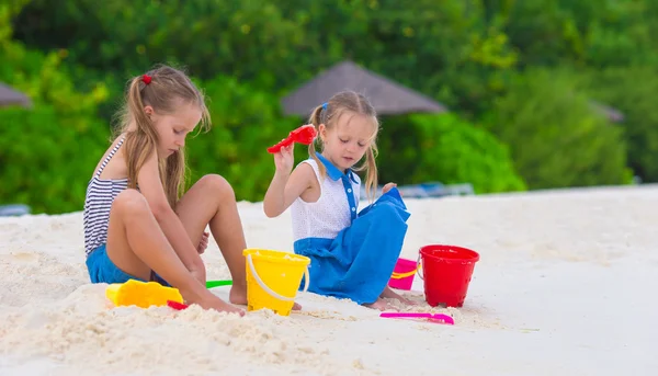 Rozkošné holčičky hrají s hračkami, pláž — Stock fotografie