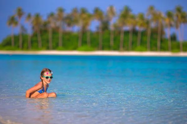 Adorable petite fille à la plage pendant les vacances d'été — Photo