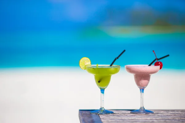Dwa smaczne koktajle na tropikalnej białej plaży — Zdjęcie stockowe