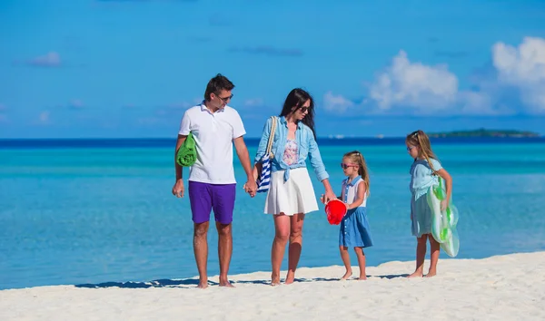 Gelukkige familie van vier op witte strand — Stockfoto
