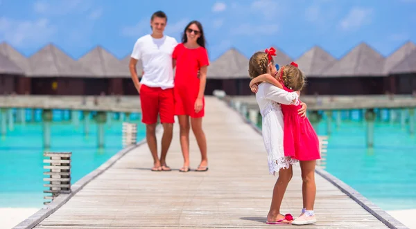Dört genç aile var eğlenceli ahşap iskelede yaz tatili — Stok fotoğraf