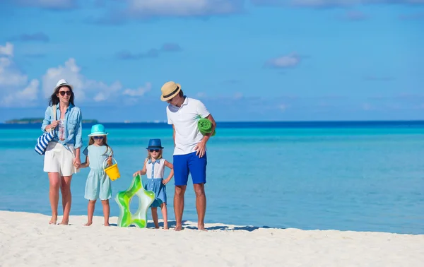 Jeune famille de quatre personnes en vacances à la plage — Photo