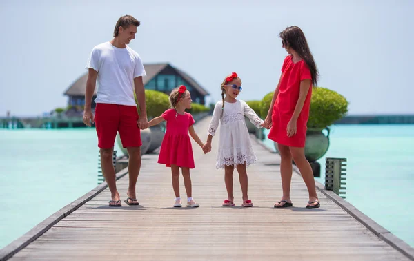 Güzel aile var eğlenceli ahşap iskelede yaz tatili — Stok fotoğraf