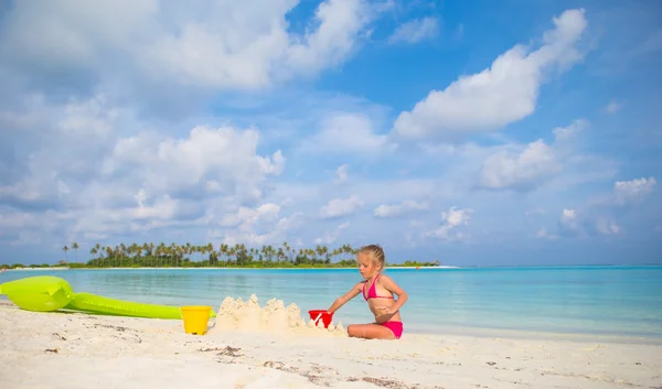 Entzückendes kleines Mädchen spielt während des Tropenurlaubs mit Strandspielzeug — Stockfoto