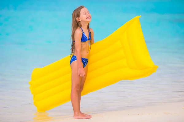 Adorable chica feliz con colchón de aire inflable en la playa blanca —  Fotos de Stock