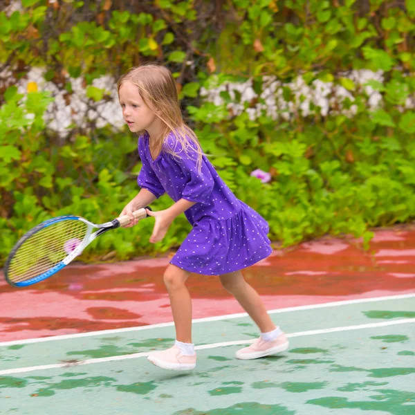 Niña jugando al tenis en la cancha —  Fotos de Stock