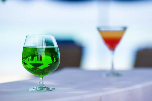 Bunte exotische leckere Cocktails im Outdoor-Café — Stockfoto