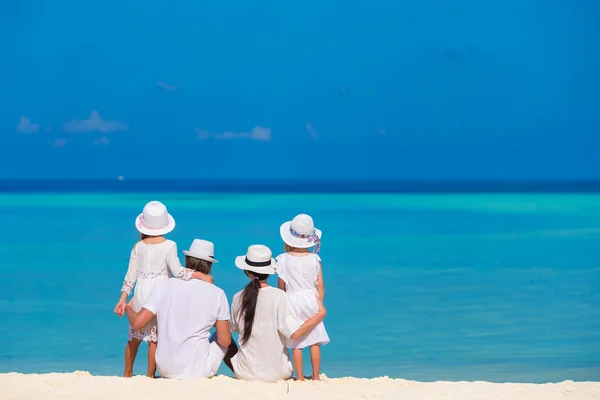 Jonge familie van vier op strandvakantie — Stockfoto