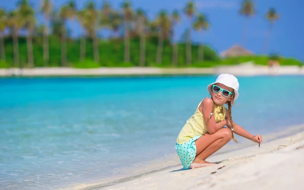 Liebenswertes kleines Mädchen am Strand während der Sommerferien — Stockfoto