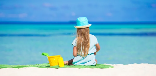 Adorable little girl in hat at beach during summer vacation — Stock Photo, Image