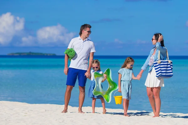 Familia feliz durante las vacaciones de verano en la playa blanca — Foto de Stock