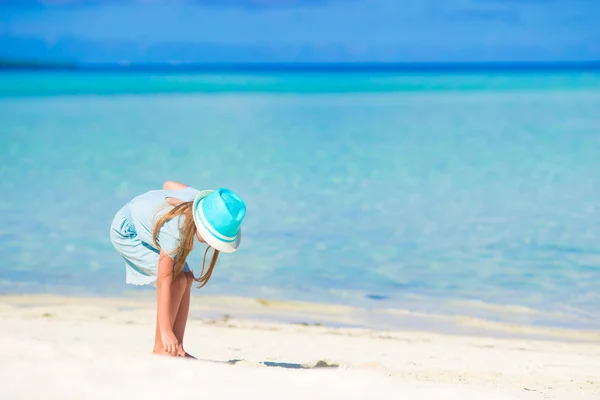 Schattig gelukkig meisje in hoed op strandvakantie — Stockfoto