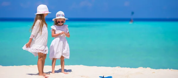 Entzückende kleine Mädchen, die während ihres Strandurlaubs Spaß haben — Stockfoto