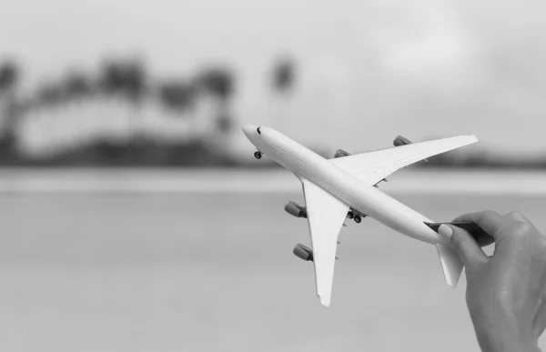 Pequeña miniatura blanca de un avión. Negro foto blanca . —  Fotos de Stock