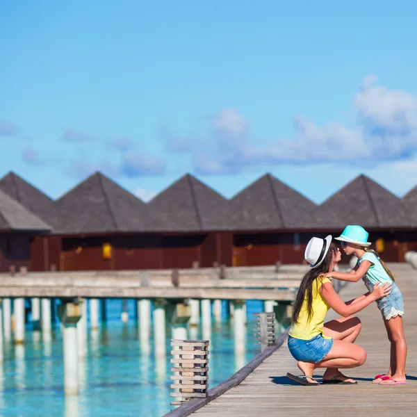 Weinig meisje en jonge moeder tijdens strandvakantie — Stockfoto