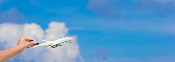 Kleine witte miniatuur van een vliegtuig op de achtergrond van de turquoise zee — Stockfoto