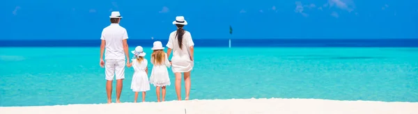 Beautiful tropical beach landscape with family in white enjoying summer vacation — Stock Photo, Image