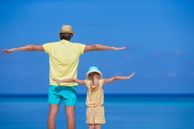 Mutlu baba ve sevimli küçük kızı birlikte açık