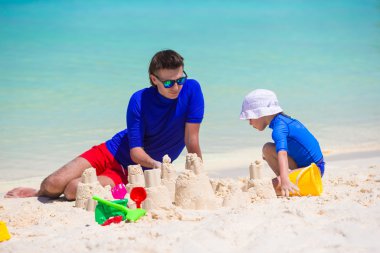 Mutlu aile yaz tatile plaj oyuncakları ile oynarken