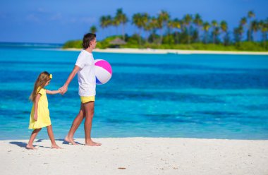 Mutlu baba ve kız ile top açık kumsalda oynarken