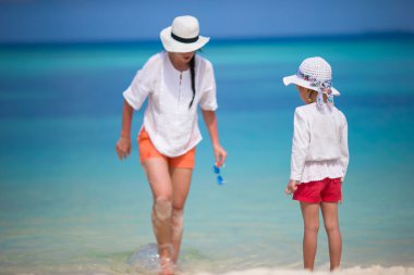 Beach tatil sırasında küçük kız ve genç anne