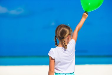 Sevimli küçük kız balonu açık ile