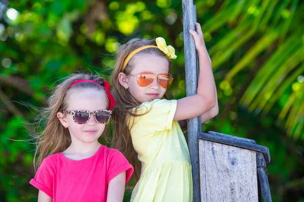 Meninas adoráveis durante as férias de verão — Fotografia de Stock