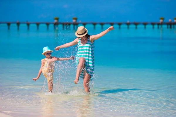 Mãe e filha aproveitando o tempo na praia tropical — Fotografia de Stock