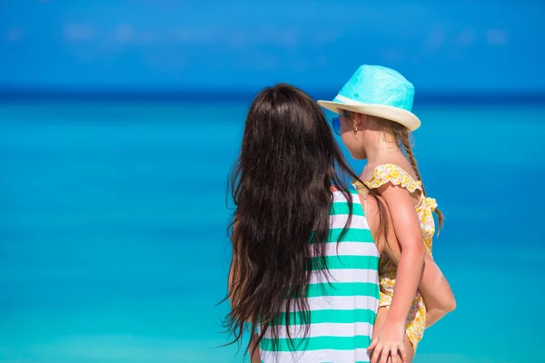 Little girl and young mom during beach vacation — Stock Photo, Image