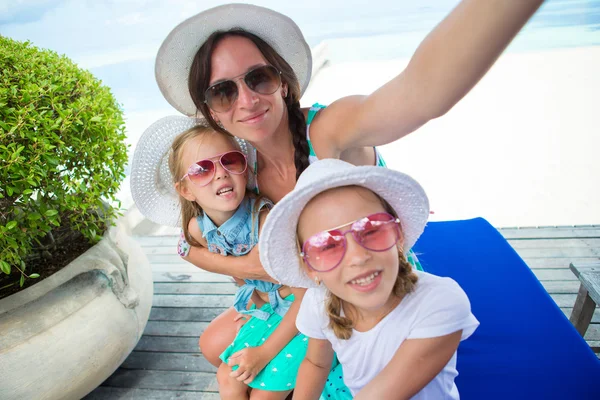 Madre y niñas tomando selfie en la playa tropical —  Fotos de Stock