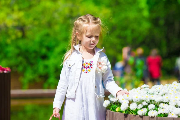 Jardin de printemps, fleurs de printemps, petite fille dorable et tulipes — Photo