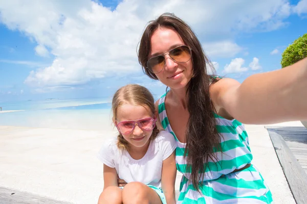Mother and little girl taking selfie background the sea — Stock Photo, Image