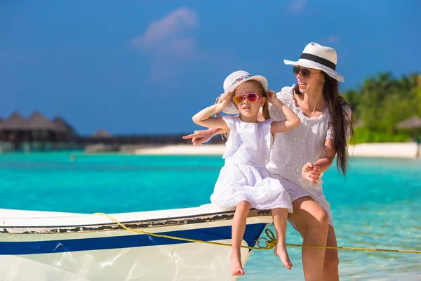 Beach tatil sırasında gemide küçük kız ve genç anne — Stok fotoğraf