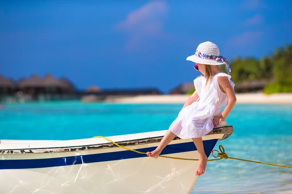 Adorable niña sonriente feliz en el barco en el mar —  Fotos de Stock