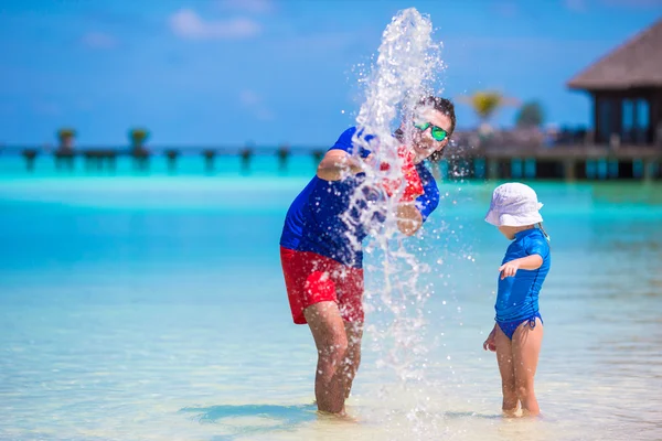 Happy father and little daughter have fun on tropical beach — Stock Photo, Image