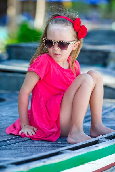 Portrait of beautiful little girl outdoor at tropical resort — Stock Photo, Image