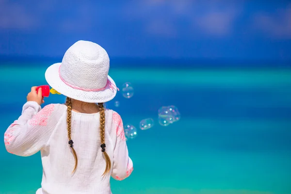 Adorável menina fazendo bolhas de sabão durante as férias de verão — Fotografia de Stock