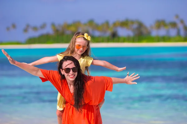 Little girl and young mother during beach vacation — Stock Photo, Image