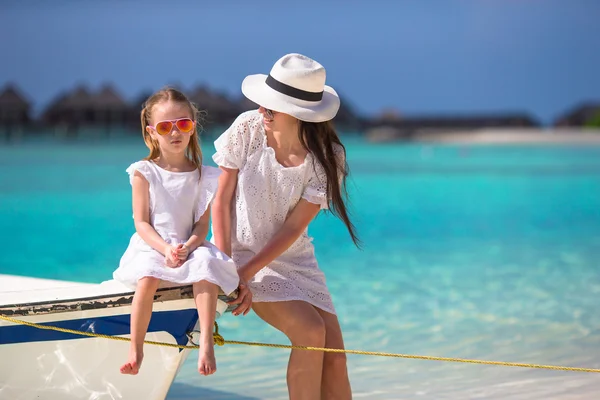 Weinig meisje en jonge moeder op boot tijdens strandvakantie — Stockfoto